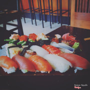 Sushi set A : 2 sushi cá hồi, 2 sushi cá ngừ, 2 sushi mực, 2 sushi bạch tuột, 1 sushi cá trích, 1 sushi tôm, 1 sushi lươn nướng, 1 sushi trứng tôm, 1 sushi trứng cá hồi, 2 sushi trứng cá trích trộn mayon, 1 sushi trứng.