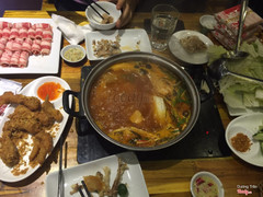 Nồi lẩu khá đầy đặn, lẩu kin chi bò Mỹ cho 4 ng. Nhưng mình nghĩ 3 ng ăn thôi