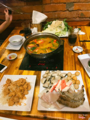 Lẩu phát ăn lúc nào cũng ngon bổ rẻ😝😝 gọi tẹt bô ăn bừa phứa mà chia ra mỗi ng cũng chỉ 150-170k thôi í😜 điều hoà lạnh toát nhân viên nhanh nhẹn nhiệt tình. Quán to rộng background ổn😍 Ngay Bà Triệu quá dễ tìm😍 Nói chung chưa bao giờ có điêmr j để chê ạ