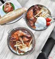 Chảo gà ăn cũng tàm tạm không có gì đặc sắc, sốt đặc và nhớt mình không thích lắm. Ngồi trong quán rất mùi, hơi khó chịu chút. Nhân viên order thì không niềm nở như kiểu muốn đuổi khách. Chắc không có ý định quay lại lần 2