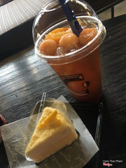 Combo thứ 3: trà dưa lưới up size M + double cheese cake 69k