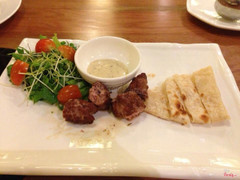 Thịt cừu xiên ăn kèm bánh