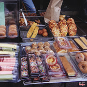 Egg tart, donut, cuộn ruốc gà