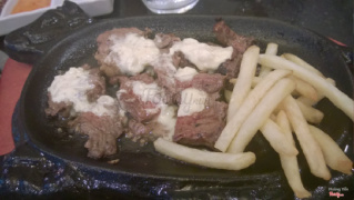 Beef steak rất mềm, và sốt tuyệt