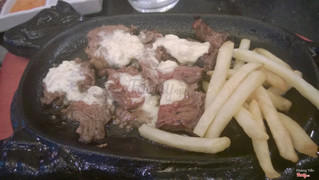 Beef steak rất mềm, và sốt tuyệt