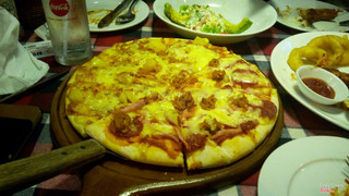 Pizza rất ngon . Không gian đẹp và mát lạnh . Tuy cuối tuần hơi đông nhưng nhân viên phục vụ rất chuyên nghiệp 