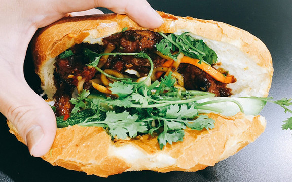 Bánh Mì Thịt Nướng, Nui & Bánh Mì Chén