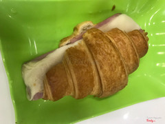 Bánh sừng bò phô mai thịt nguội