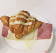 Bánh sừng bò nhân phô mai, thịt nguội