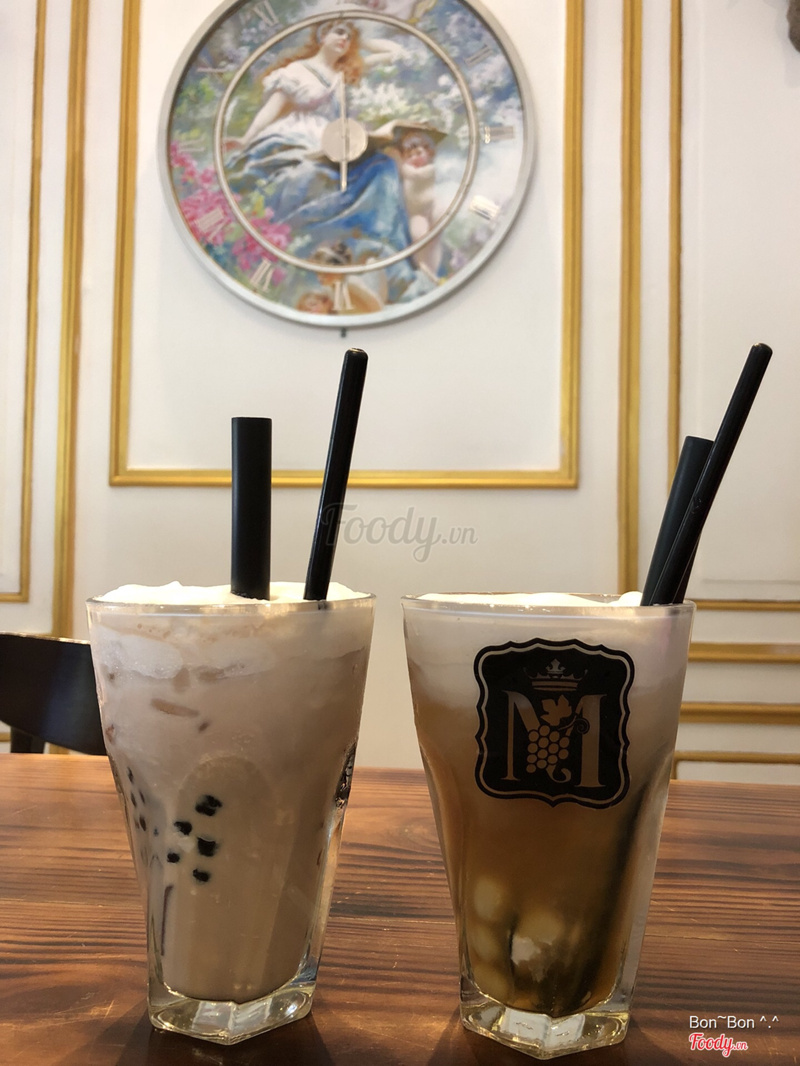 Trà sữa Marina ( bên trái) và Trà sen machiato ( bên phải)