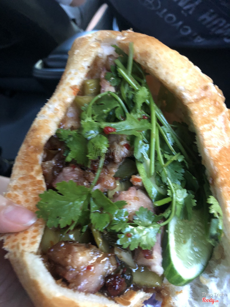 Bánh mì sườn sụn cải chua