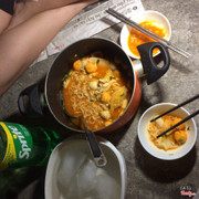 Hôm nào mát mát mang lên mái nhà ngồi ăn là hết xảy