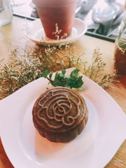 Đến quán uống coffee còn được tặng bánh trung thu cực thích 