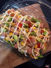 Trong hình là salad xúc xích sốt mustard vàng hơi hơi béo béo ngậy ngậy có mùi thơm của mù tạt vàng, vị ngọt của bơ, 1 chút chua chua của nước sốt. Thật sự hoà quyện vào nhau