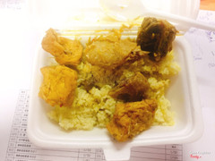 Hộp cơm 25k với đậu phụ, 2 miếng góc cánh nhỏ và 1 cục xương