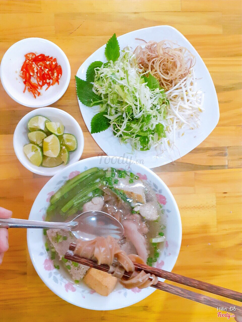 Bánh Đa Cua, tá lả topping như riêu cua, giò heo, đậu hũ, mộc, rau muống, cần,...