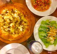 Mỳ Ý hải sản và salad cá ngừ ở đây không ngon. Chỉ gỡ gạc lại được bánh pizza ăn được và nhiều phô mai 