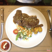 Đùi cừu nướng sốt hương thảo