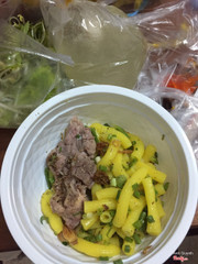 Chỉ có cục thịt xương và bịch nước có cục chả nhưng ăn xốp mà mỡ lắm