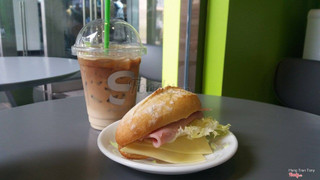 Combo latte và bánh mì