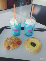 đồ uống ở bên dunkin donut đối diện bread talk