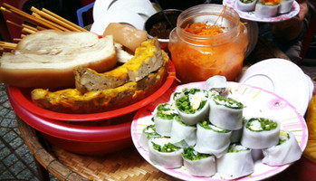 Bánh cuốn tôm chua ở Huế