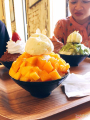 Bingsu kiwi thì lớp kiwi quá ngọt và ăn không ngon. Bingsu xoài thì xoài hơi nhạt. Bingsu socola dâu tây ăn là ok nhất. Hoa quả ở đây cảm giác như để lâu ăn không được tươi cho lắm. Thấy mọi người khen rất nhiều nhưng theo mình thì quán này khá bình thường