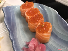 sushi cá hồi cuộn cơm