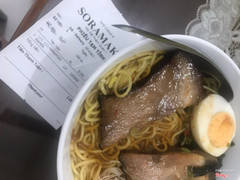 Quên nói cọng mì khô queo nhưng lại bở rẹt. Trời ơi đang thèm ramen mà ăn cái này chỉ muốn đổ! Nhưng mắc quá phải ráng ăn 1/3 mới đành đi đổ!!! Bực!