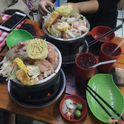 Suất lẩu 1 người gì mà như cho 2 người ăn :))) ăn no đẫy mồm lun . Nước lẩu khá ngon chua chua , vừa miệng . Còn được tặng nước quất hoặc pepsi đi kèm mới đã chứ hihi . Nhân viên rất nhiệt tình, để ý khách hàng chuẩn bị hết cồn, nước dùng hay giấy ăn đều tự giác lấy ko để khách phải gọi . Ăn xong vẫn thòm thèm . Nhất định sẽ quay lại quán ăn nhiều lần nữa . Rất ưng ❤️😘