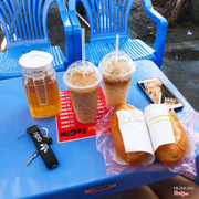 Buổi sáng với ly bạc xỉu và bánh mì thịt hấp của cô đối diện. Thích nhất bạc xỉu và chỉ uống 1loại duy nhất, không quá béo có cafe kèm theo rất thơm 😝