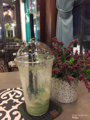 Trà xanh đá xay mình order ly to đùng chỉ có 55k, vị trà xanh thanh nhẹ, quyện cùng topping cream thì khỏi chê, nên uống một hơi hết mịa,view ngồi khá thoải mái, có ban công ngồi mát mẻ lắm nha! 