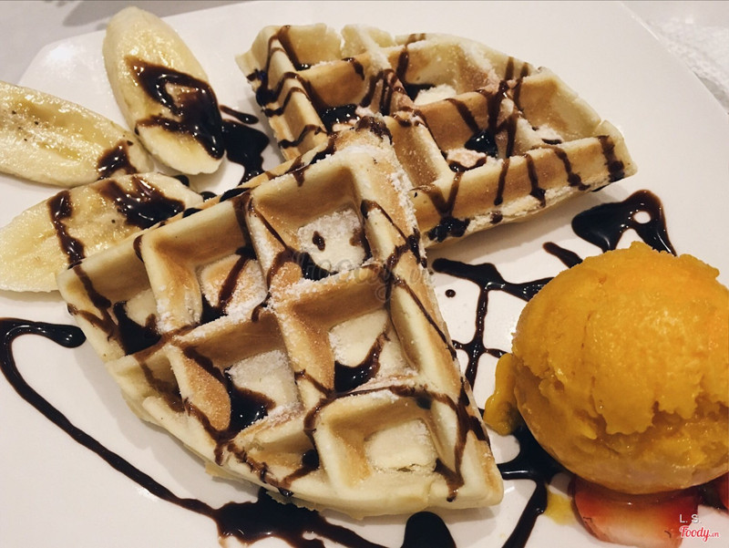Waffles with mango ice cream