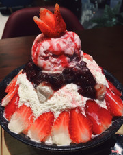Strawberry bingsu