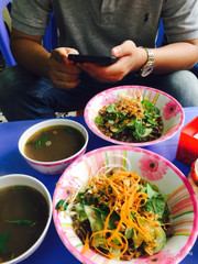 Miến Lươn - số 1 Chân Cầm ! Vẫn mê miến trộn ở đây nhất! Mê k dứt ra đc , từ nước dùng cho đến nước trộn lươn đều vừa miệng, lươn giòn tan , miến chua ngọt , trên là hành khô quán tự làm nên rất thơm dậy mùi ! 40k/bát