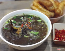 Chụp được bát miến lươn đúng là vất vả vì ko lên nổi hình dạng miếng lươn. Quán dễ tìm, có 2 quán đối diện nhau, nước dùng nóng, đậm, lươn khá giòn, tuy nhiên thực sự chưa thơm, hành phi chưa chuẩn.