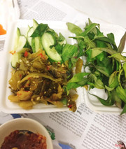 Ngoài ra còn có lòng và mề nữa giá khá rẻ. Có món đưa chua bóp ăn lạ miệng ngon lắm