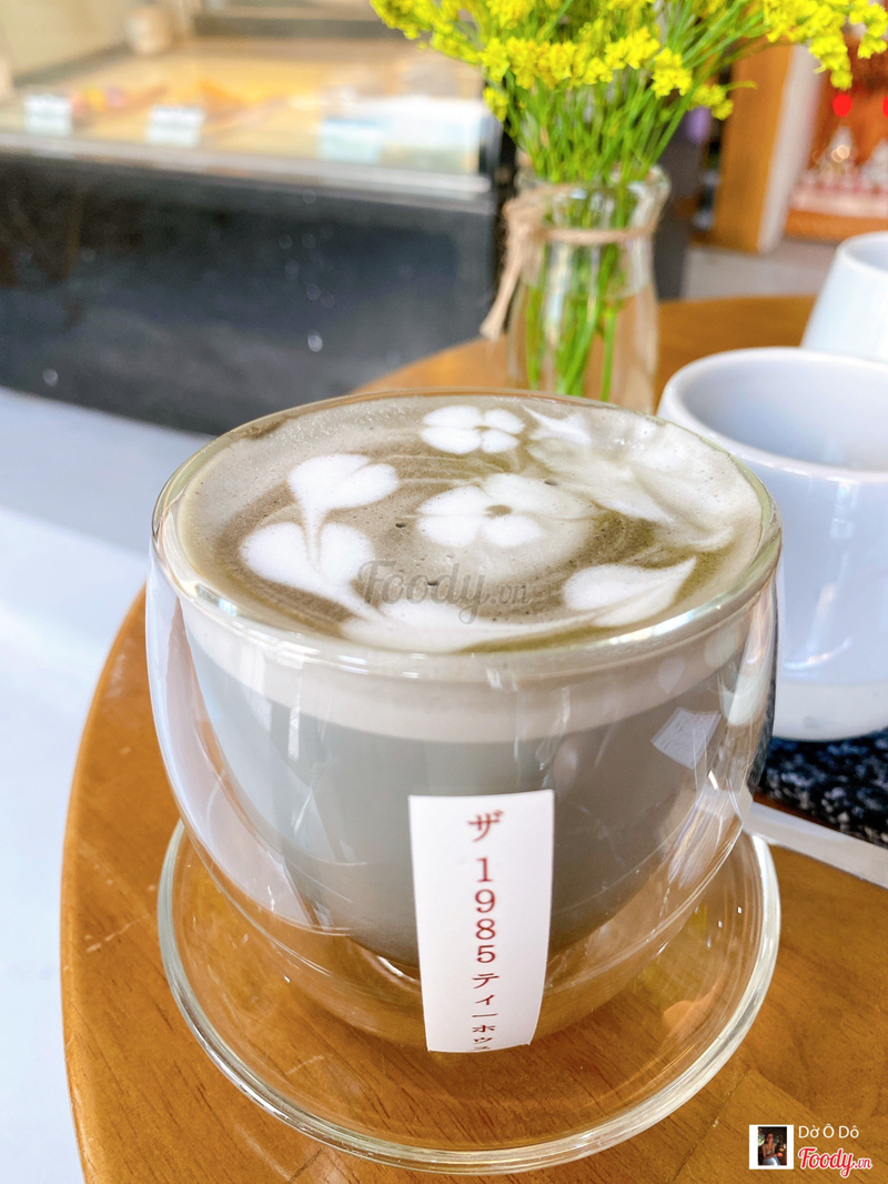 Hình như là charcoal hoặc chai latte