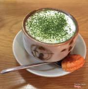 The 1985 Coffee - Món trà truyền thống Matcha Latte - thêm một miếng bánh nhỏ cho thêm hương vị cuộc sống