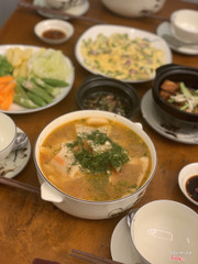 Cơm gia đình theo khẩu vị trung hoà giữa Bắc, Trung, Nam, rất ngon. Quán đẹp và nhiều cây xanh