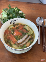 Bún cá rô tuyệt đỉnh. Nước dùng đậm đà, hơi chua nhẹ kích thích vị giác, chả cá dai giòn rất tươi, cá rô được tách xương, chiên bên ngoài giòn thơm bên trong mềm. Nên thử