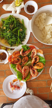 bảo cân cho nửa cân tôm sú loại to 800k/kg, nhìn bể thấy to thế, ra đĩa nhìn bé tẹo như ngón tay út, tại mình lúc cân ko xem, thắc mắc hỏi lại thì nói là xúc ngang bể lúc hết mẻ, được con nào dùng con