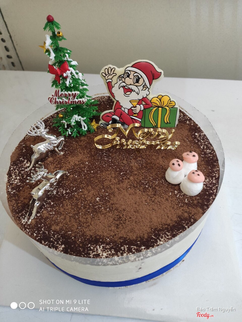 này là hôm noel mình đặt bánh tiramisu to