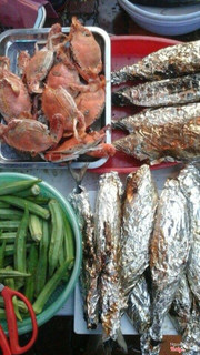  Chợ Hải Sản Xóm Lưới, ở đây có chỗ chế biến hải sản tươi sống của chị Hạnh, chị này rất nhiệt tình và vui vẻ, tư vấn đồ ăn và giá cả lại rất rõ ràng, mình chế biến nhiều lần rồi. Chỗ của chị có rang me, rang muối, hấp, nướng, nấu lẩu các kiểu...vv... Có thể điện thoại đặt hàng hoặc nhờ chị ấy mua dùm và chế biến. Hẹn giờ lấy vì quán rất đông. Ở đây rất uy tín và lịch sự. Giá cả lại rất bình dân, mình chế biến xong có hộp để, có nước chấm đầy đủ, nói chung là không có bất kì vấn đề gì để mình có thể phàn nàn về thái độ phục vụ cũng như chất lượng món ăn của quán chị ấy cả. Địa chỉ: 26 Nguyễn Công Trứ P.2 TP. Vũng Tàu Sđt : 01217 980 834 (zalo)           064.3524 573