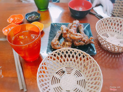 Ăn ở đây nhiều lần :))) hôm nay đến thái độ nhân viên xanh chín quá. Chả là mình gọi một đĩa 6 chân 2 trà đá hết 76k, trong ví còn đúng 500k sót lại. Đã nói với chị tsnh tiền là chị thông cảm em xin lỗi em còn đúng đồng này trong ví thôi. Chị lèm bèm mãi về cái chuyện mình không có tiền lẻ :)))) Quán quen ăn nhiều mà lần đầu tiên bị khó chịu ntn. Dạo này thái độ nhân viên đi xuống quá.