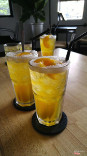 Trà đào 25k quá rẻ, có đc 4 miếng đào nhỏ nữa :3