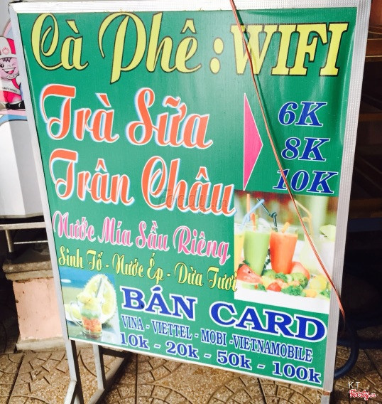 Biển hiệu của quán (chiều, chưa lên đèn)