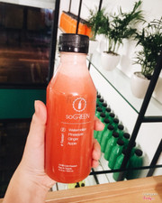 [Nước Detox So Green] Mình chọn uống thử loại detox juice watermelon, pineapple, ginger and apple. Uống ngụm đầu tiên sẽ thấy mùi dưa hấu đặc trưng, vì là nước detox nên không có đường, hoàn toàn vị ngọt thanh tự nhiên của hoa quả. Bạn sẽ nếm được vị gừng rất rõ, gần như át hết vị táo và dứa. Ai không quen sẽ thấy hơi khó uống nhưng do hoa quả ngọt nên cũng rất dễ chịu.  Địa chỉ: So Green detox and juices 31 Hàm Long 45k/chai