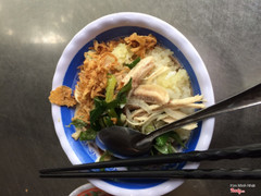 Ăn sáng tại 37 Nguyễn Thị Minh Khai. Xôi gà rất chi là ngon, xôi nấu mềm, gà bóp đậm đà hương vị. Một suất ăn bình thường 10k, có thể kêu suấ 15k, 20k tuỳ vài dạ dày của bạn. Nạp năng lượng cho một ngày mới với xôi gà bà Hoa nhé nhé nhé! Ăn một lần là nhớ cả đời! 37A Nguyễn Thị Minh Khai nha nha nha! Chúc các bạn ngon miệng!!!