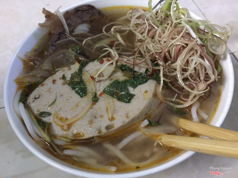 Bún bò thịt bò gân kèm chả không lấy giò